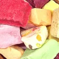 تکه‌های رنگارنگ بستنی خشک انجمادی